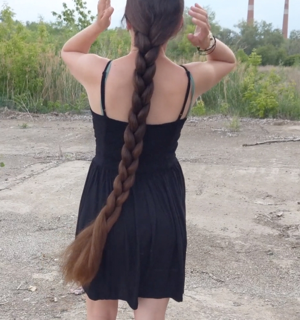 VIDEO - Displaying her massive mane in the wind