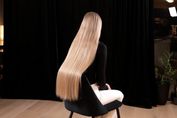 VIDEO - Super silky light blonde hair in chair