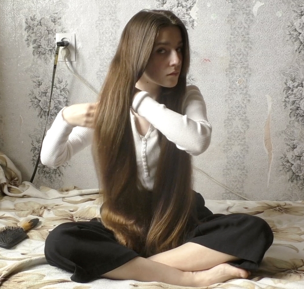 VIDEO - Tanya&#x27;s bundrops in front of her face