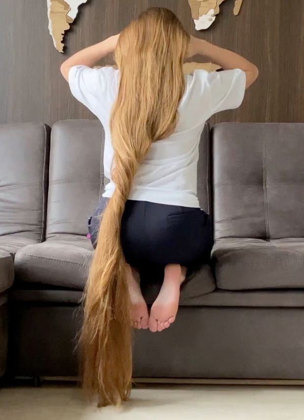 VIDEO - Extreme calf length hair play in sofa