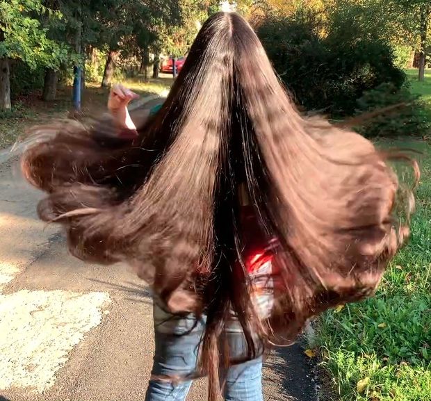 VIDEO - Huge, heavy buns, bangs and a lot of long hair