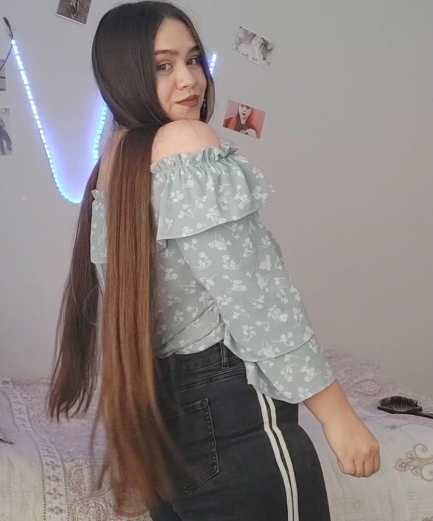 VIDEO - Her daily hair play