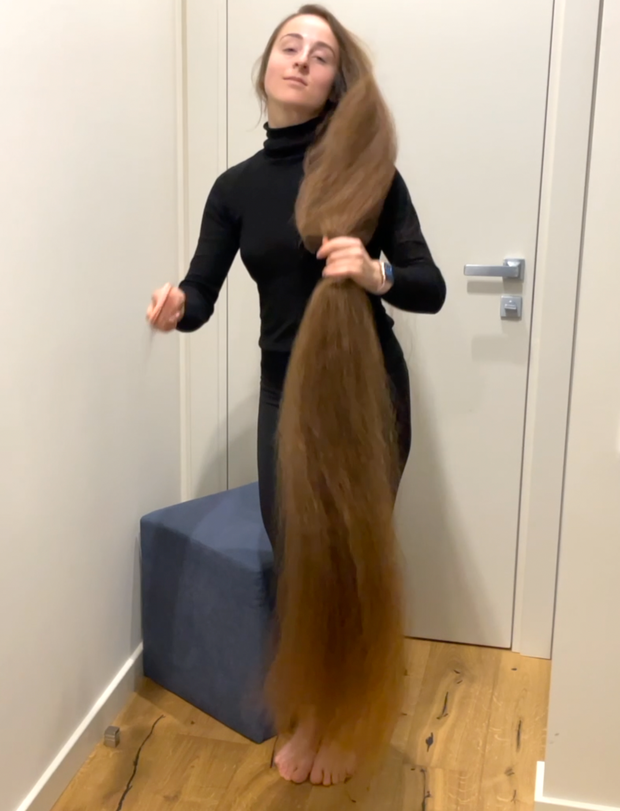 VIDEO - Brushing a pile of hair