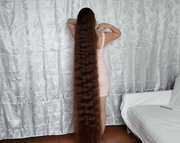 VIDEO - Margarita&#x27;s super long, creative hair play