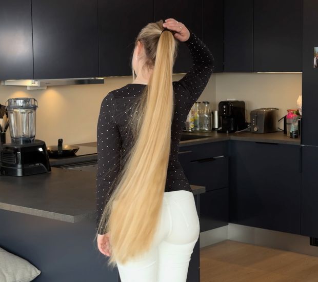 VIDEO - Ponytails and buns display