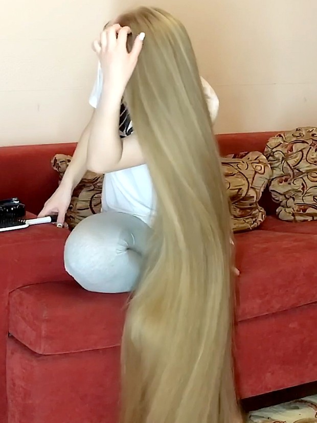 VIDEO - Red sofa, blonde hair