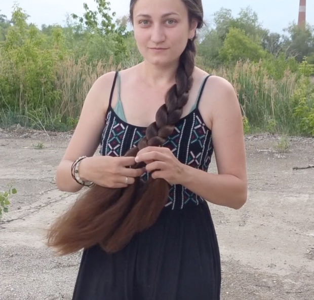 VIDEO - Displaying her massive mane in the wind