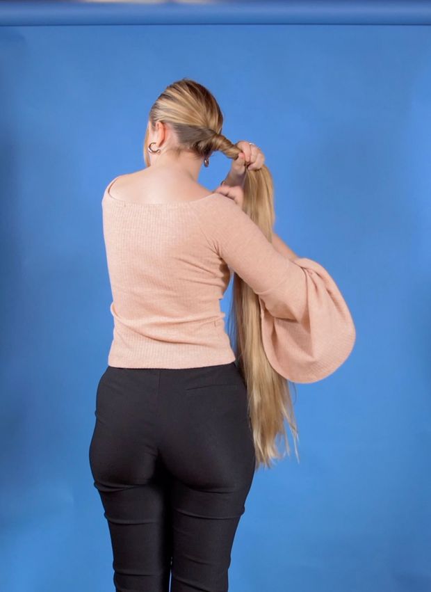 VIDEO - Hair bun perfection on blue