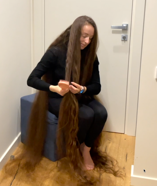 VIDEO - Brushing a pile of hair