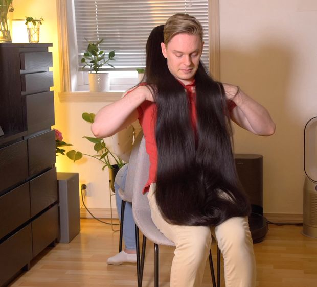 VIDEO - Using her hair as his own