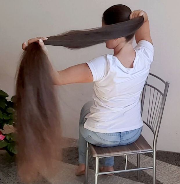 VIDEO - Parting, brushing and hairstyles