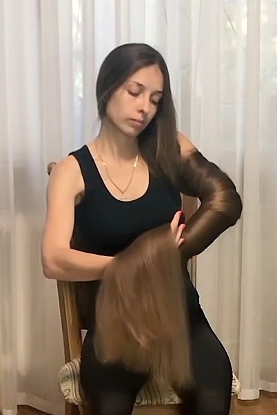 VIDEO - Extreme floor length hair brushing
