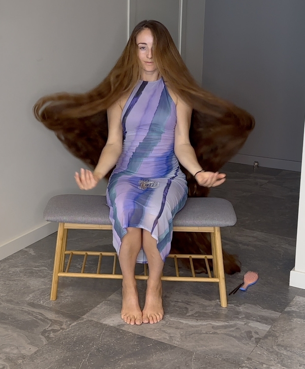 VIDEO - Floor length hair dream