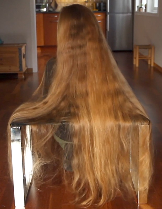 VIDEO - Rakel&#x27;s table hair play
