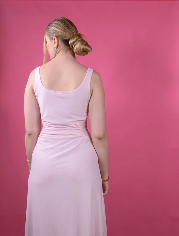 VIDEO - The ponytail and bun show perfection on pink