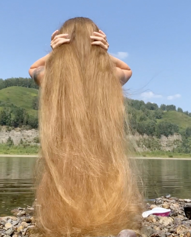 VIDEO - Beautiful woman, beautiful view