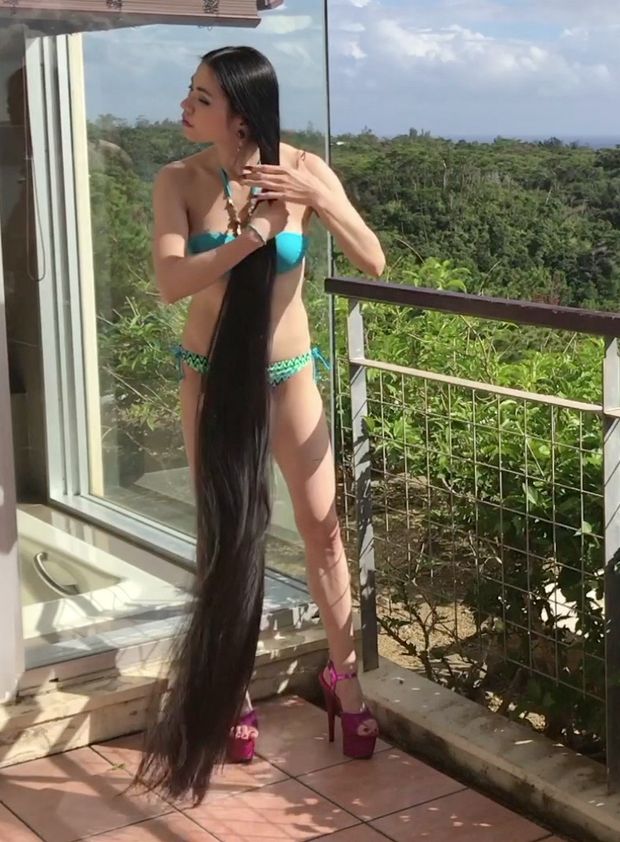 VIDEO - Floor length hair paradise
