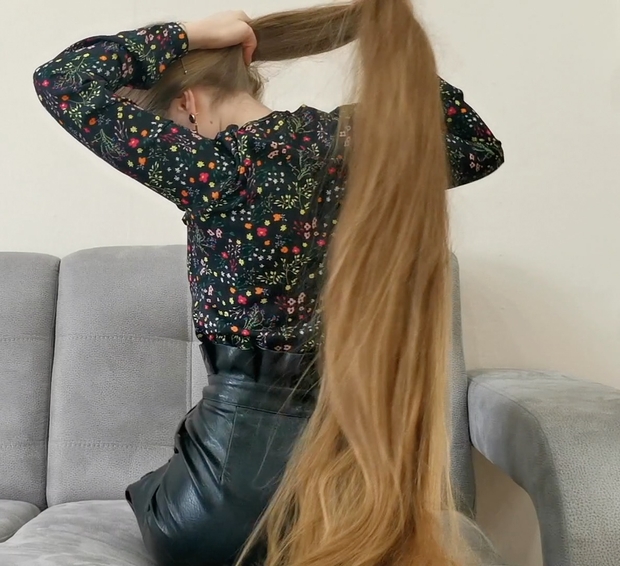 VIDEO - Using floor length hair as a blanket