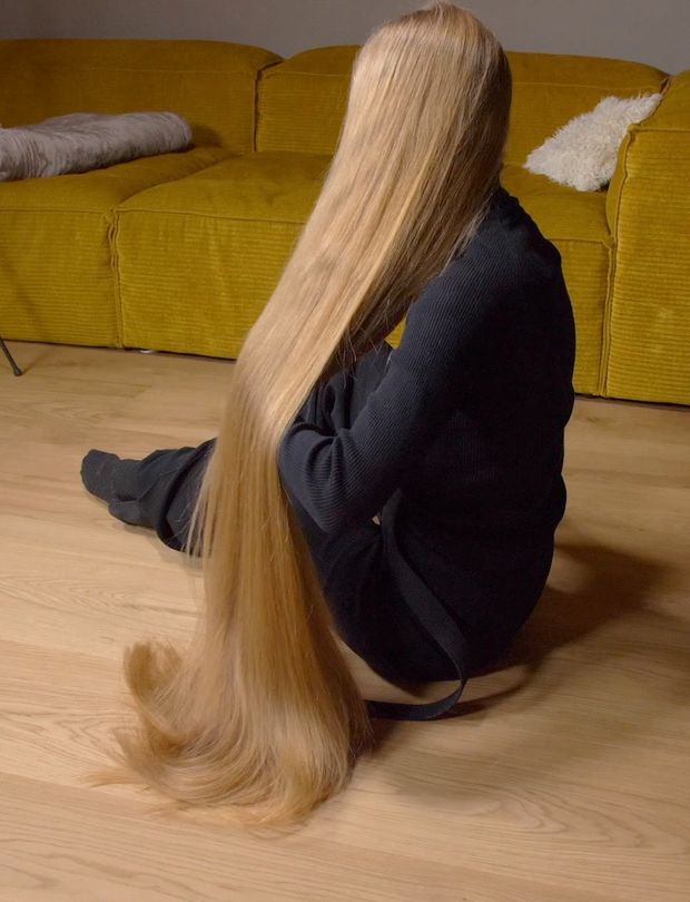VIDEO - Blonde calf length hair floor show