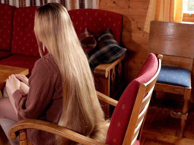VIDEO - Massive blonde hair sliding and bundrops