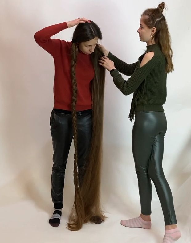 VIDEO - Two very long braids