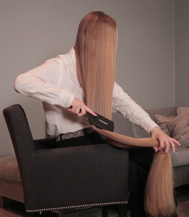 VIDEO - Super long blonde, silky hair brushing and combing
