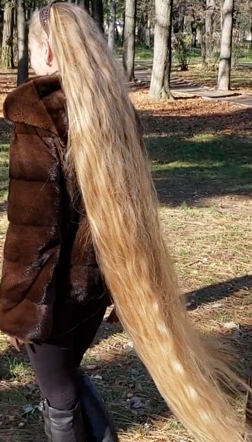 VIDEO - Blonde Rapunzel in the park