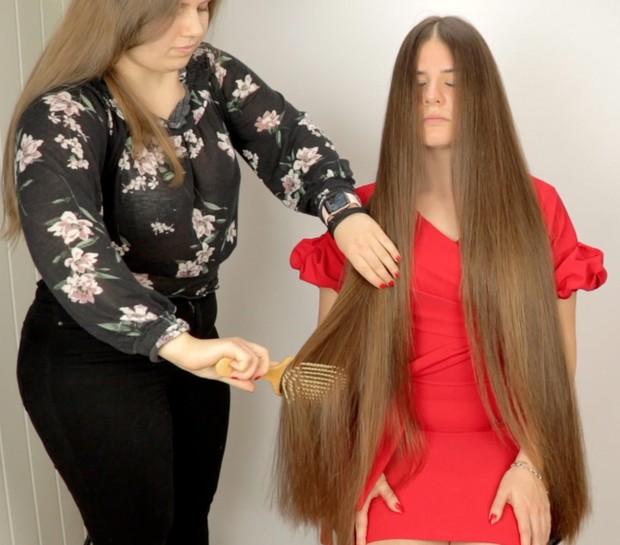 VIDEO - Karoline doing Suzana&#x27;s hair