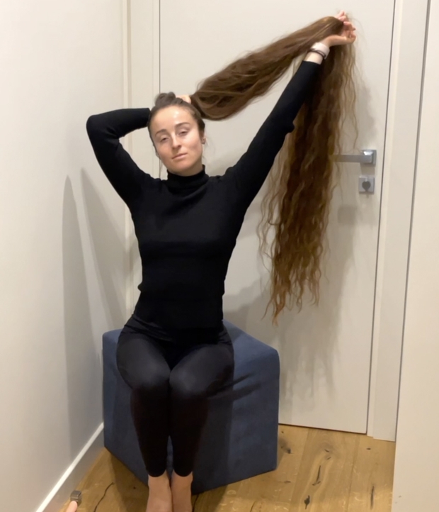VIDEO - Brushing a pile of hair