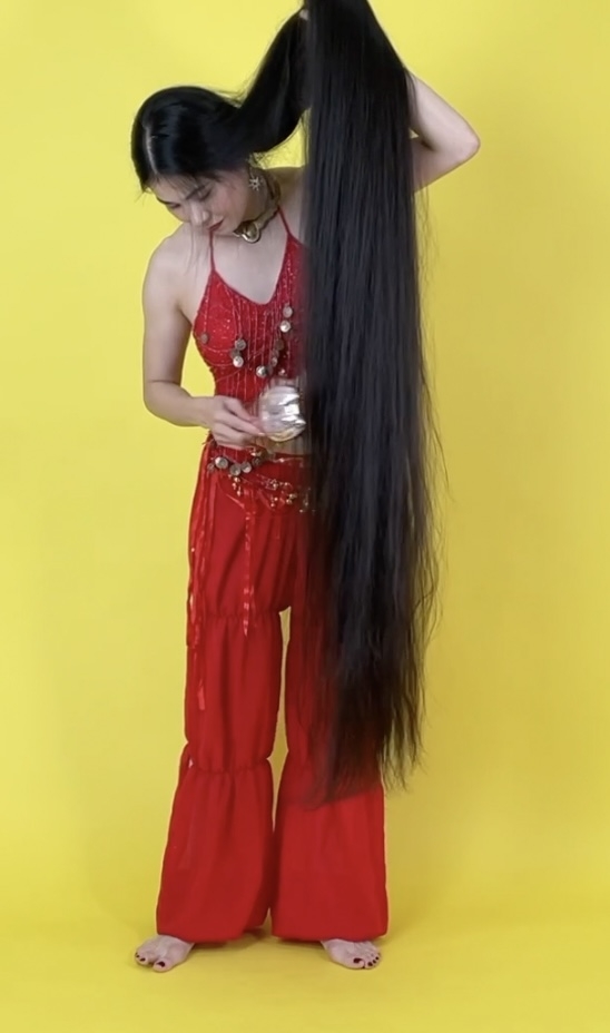 VIDEO - Beyond floor length hair belly dancer