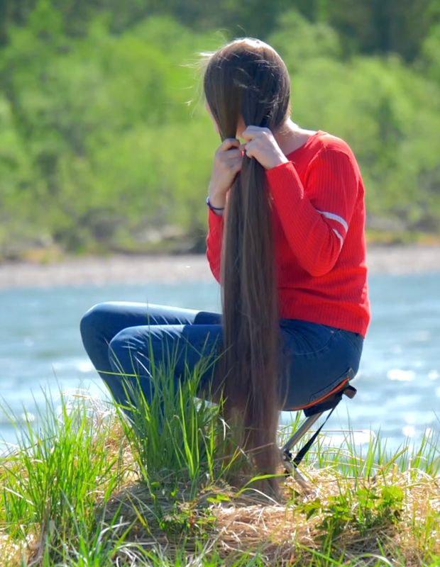VIDEO - Rapunzel sitting by the water