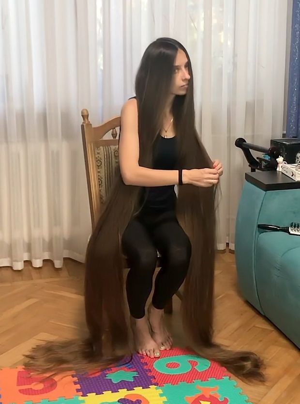VIDEO - Extreme floor length hair brushing