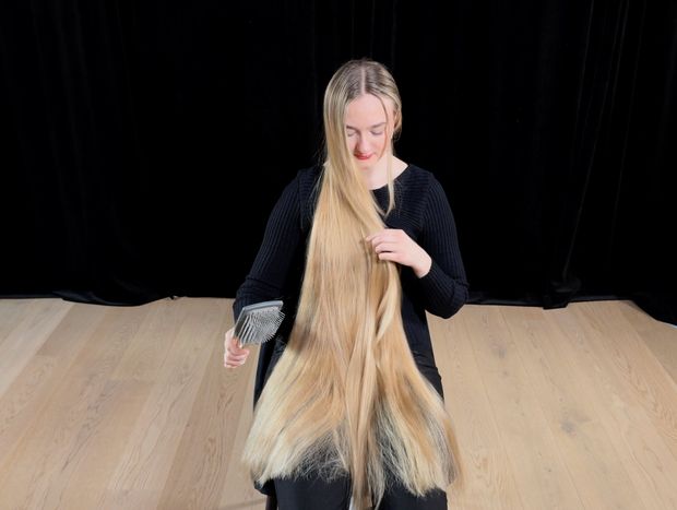 VIDEO - Perfect blonde hair length display and brushing in lap (part 1)