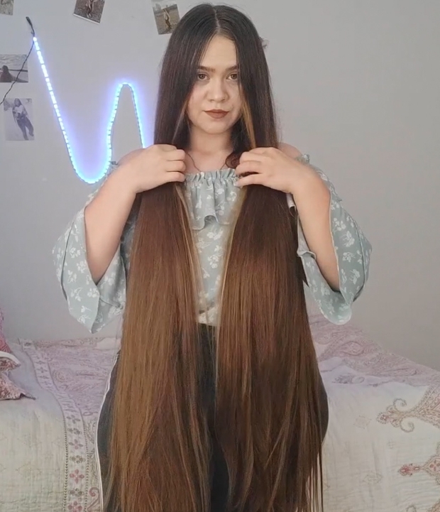 VIDEO - Her daily hair play
