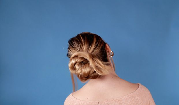 VIDEO - Hair bun perfection on blue