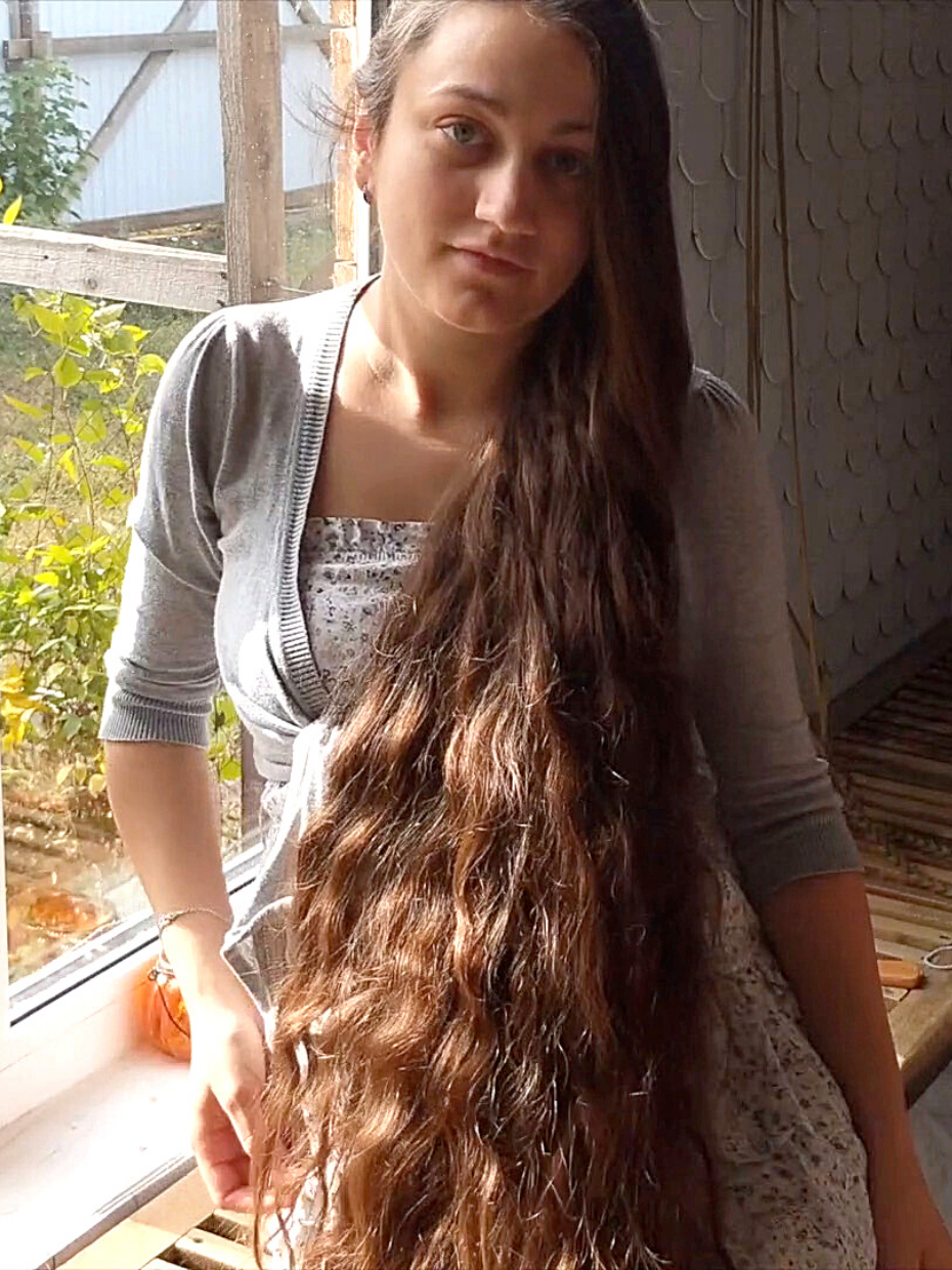 VIDEO - She knows long hair