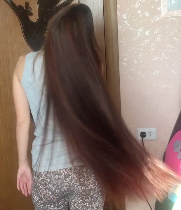 VIDEO - Aleksandra&#x27;s hair brushing and braid