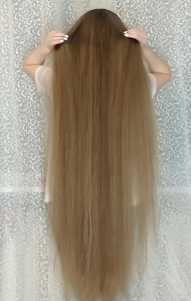 VIDEO - Long blonde hair by the curtains