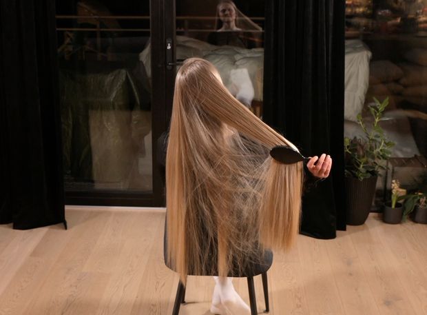 VIDEO - Super silky light blonde hair in chair