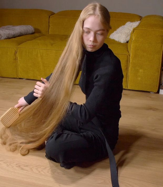 VIDEO - Blonde calf length hair floor show