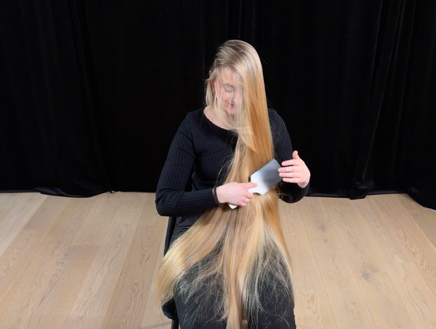 VIDEO - Perfect blonde hair length display and brushing in lap (part 2)