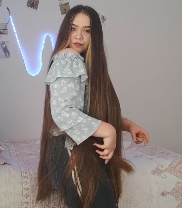 VIDEO - Her daily hair play