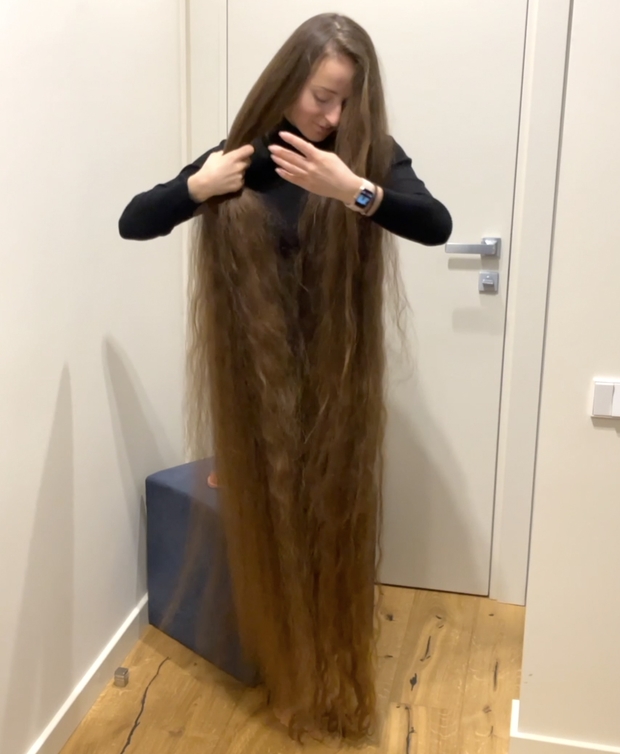 VIDEO - Brushing a pile of hair