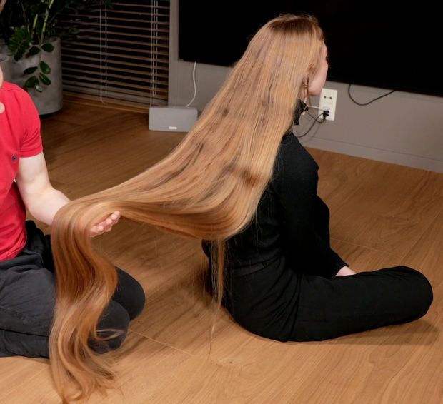 VIDEO - Blonde calf length hair floor show