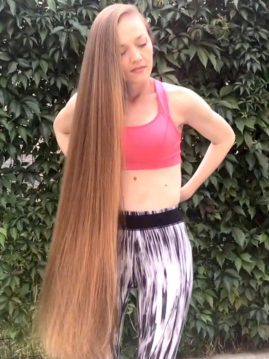 VIDEO - Fit Rapunzel's workout outside