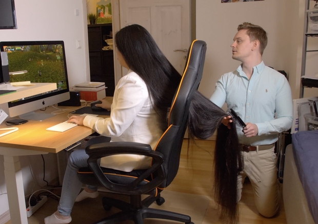 VIDEO - Super long haired gamer