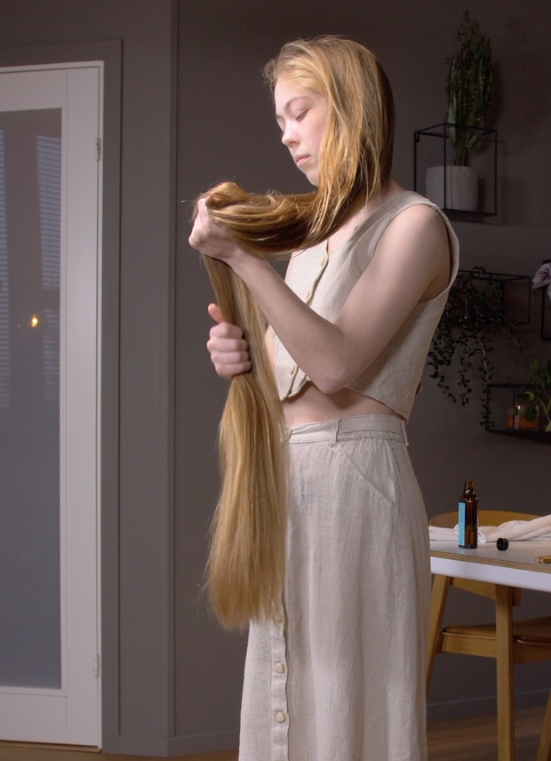 VIDEO - Super long blonde hair oiling and brushing