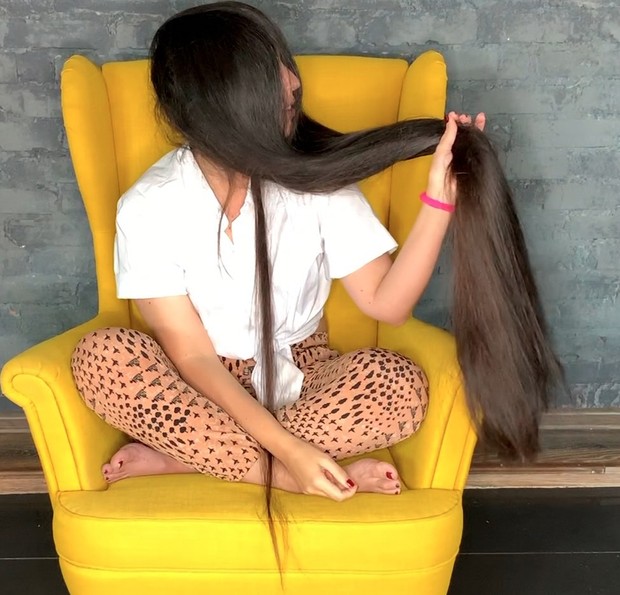 VIDEO - Very thick and long hair covering