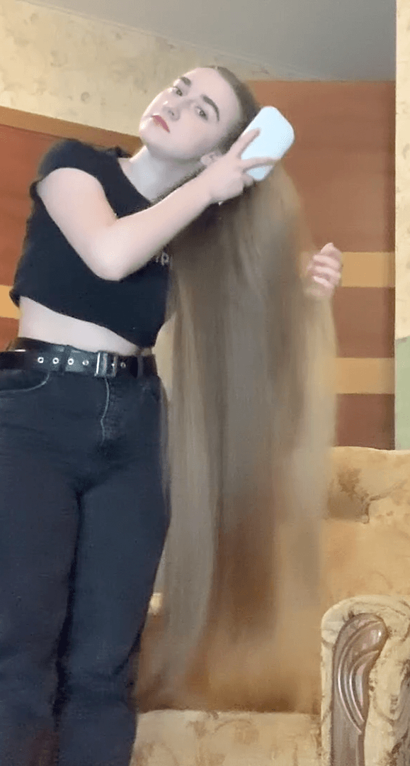VIDEO - Soft, silky blonde knee length hair