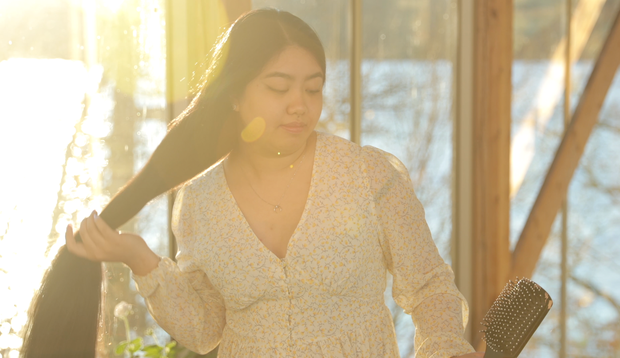 VIDEO - Isabell brushing her very long hair